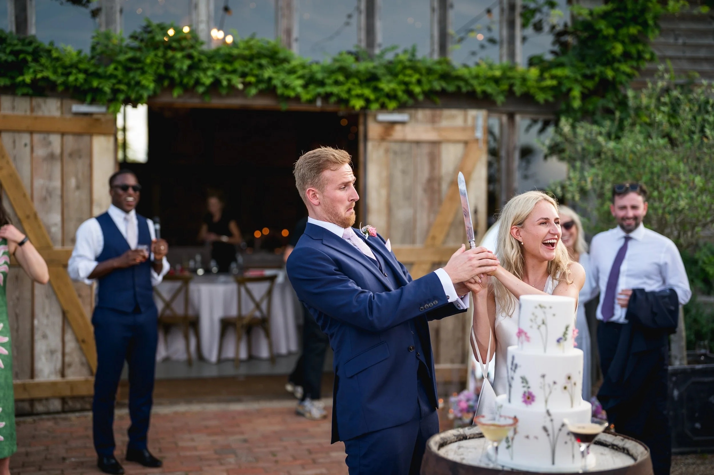 Golden hour and one very resilient wedding cake... 

Helen &amp; Luke dreamed of cutting their wedding cake outside, in the golden hour&rsquo;s glow, even though their wedding fell during a heatwave.

As a wedding cake designer, I&rsquo;ll admit&hell