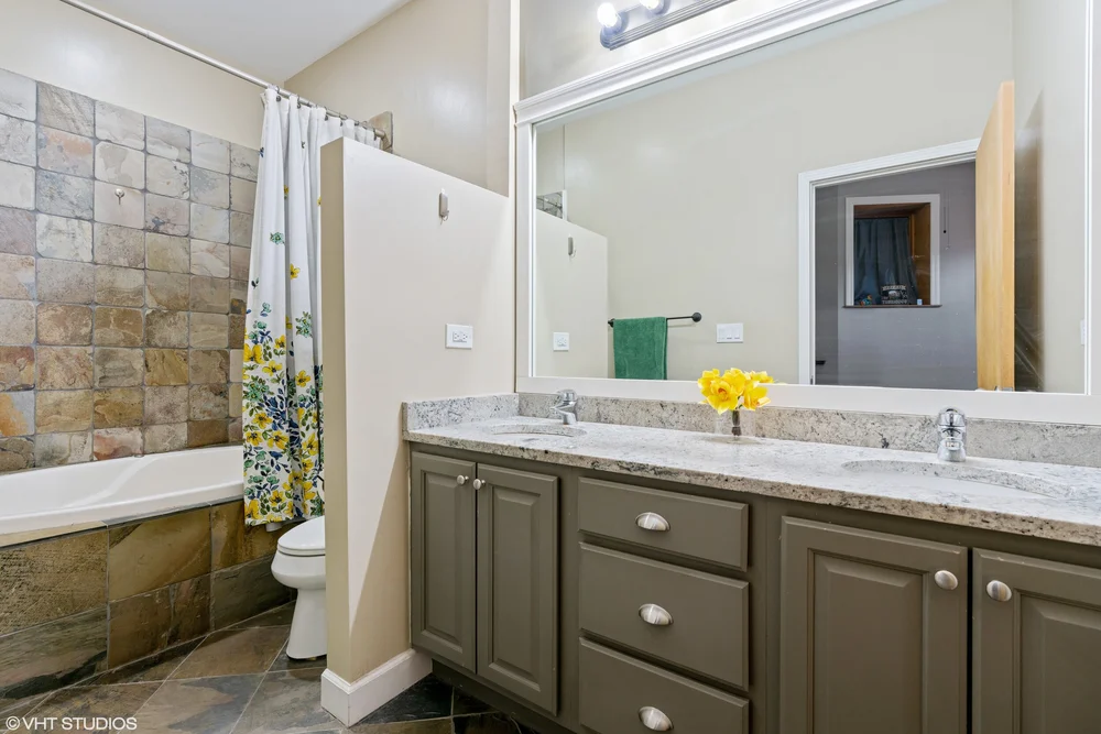 08_1508WOhio_Unit1_13_MasterBathroom_HiRes.jpg