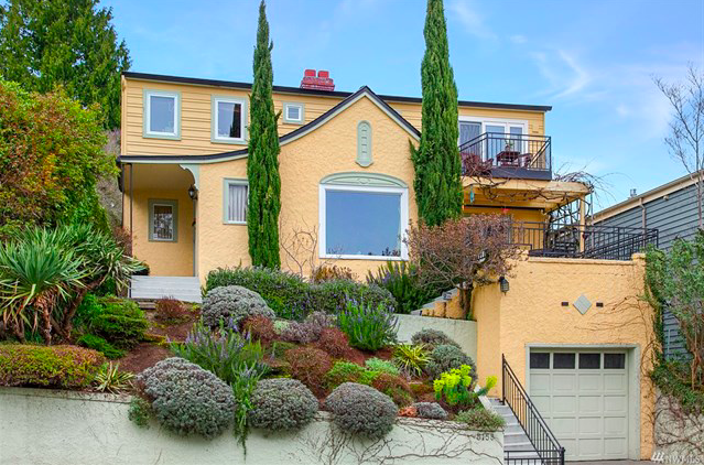 TRADITIONAL LAURELHURST HOME