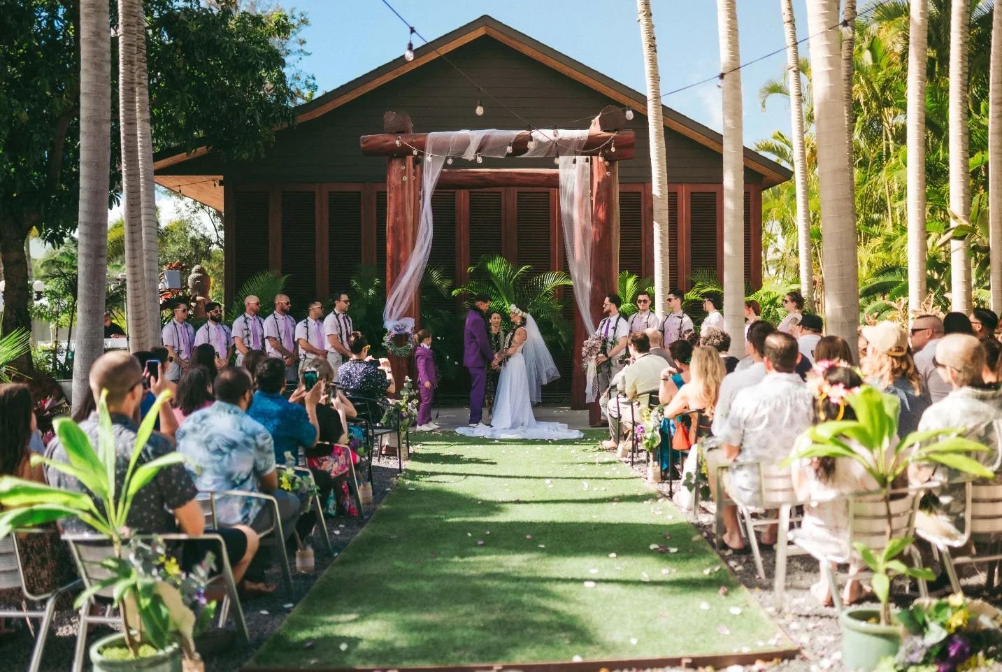 So far, this is my favorite photo that I took for the Maui Wedding. Your normal ceremony, in such a beautiful place, with awesome people. I'd rather shoot here than anywhere else.🌴📸
.
#maui #mauiphotographer #mauiwedding #mauiweddingphotographer #h