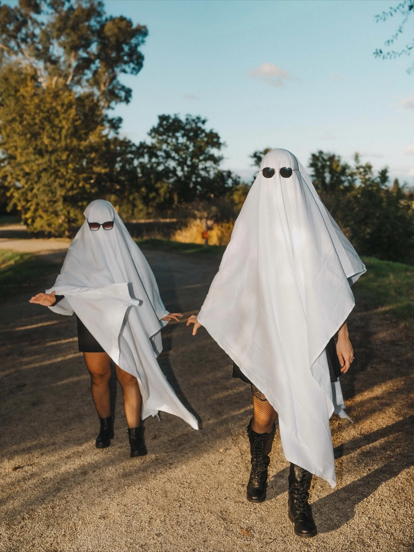 Captured some ghost during the day! 👻#happyhalloween☠️ 
Shot on the @viltrox.official 35mm F1.2
Use code: MEMOMEDIA for that discount! 
.
.
.
#haloween #speakyseason #photographer #photoshoot #haloweenphotoshoot