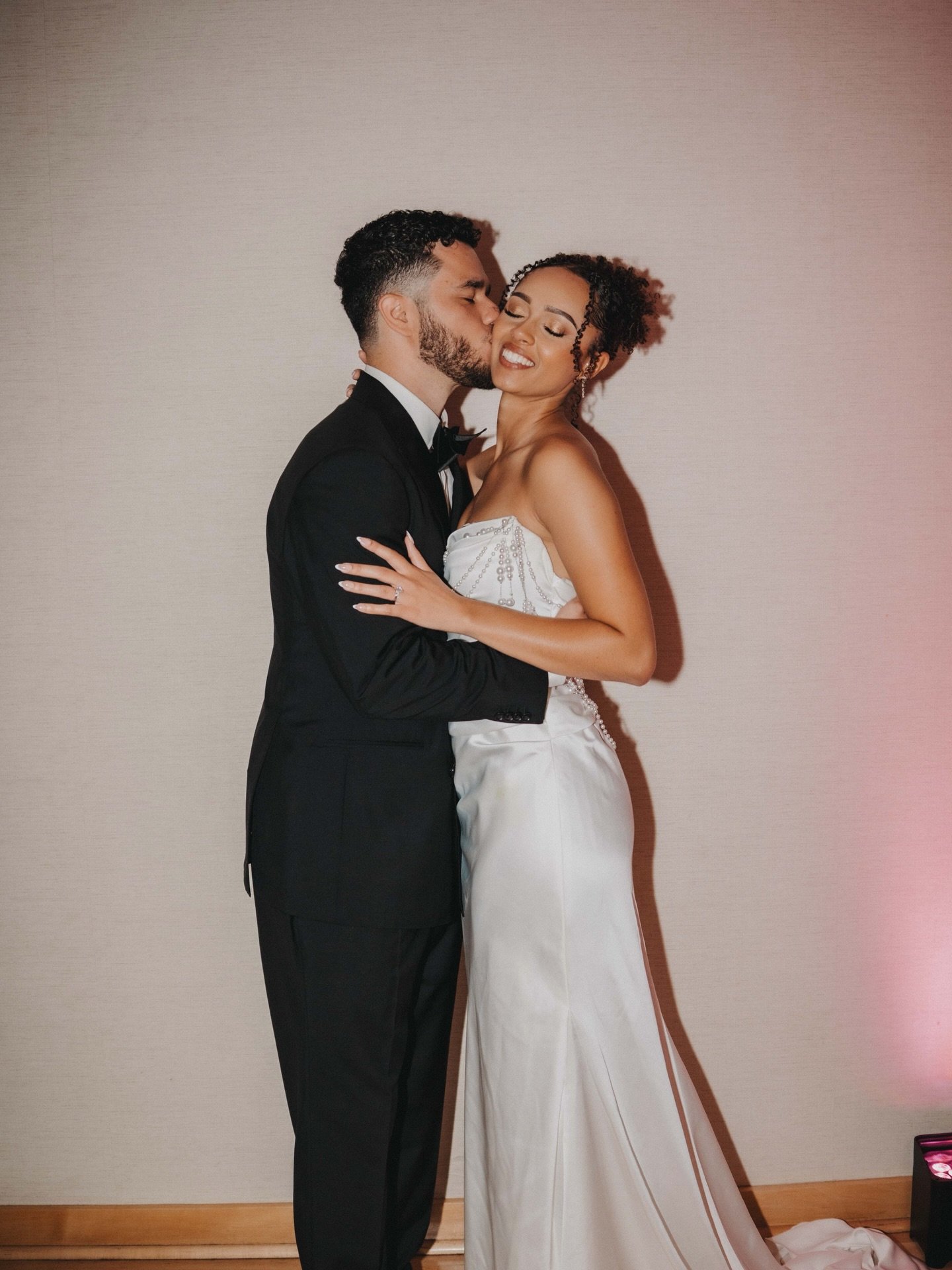 More shots from this wedding day! 📸
Let&rsquo;s just say, I love a low ceiling for receptions! lol
.
.
#weddingphotographer #weddings #engagementphotographer #photographer #weddingphotos #napawedding #bayareaphotography #bayareawesdingphotographer #