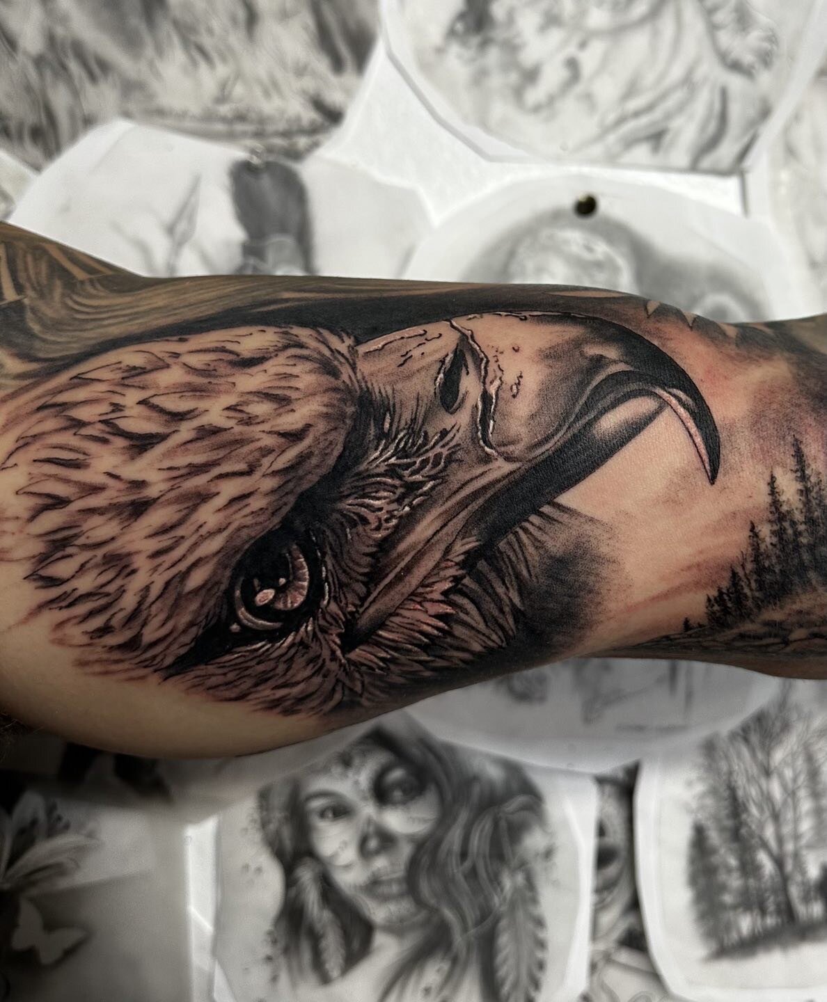 Realistic eagle tattoo on the shoulder blade
