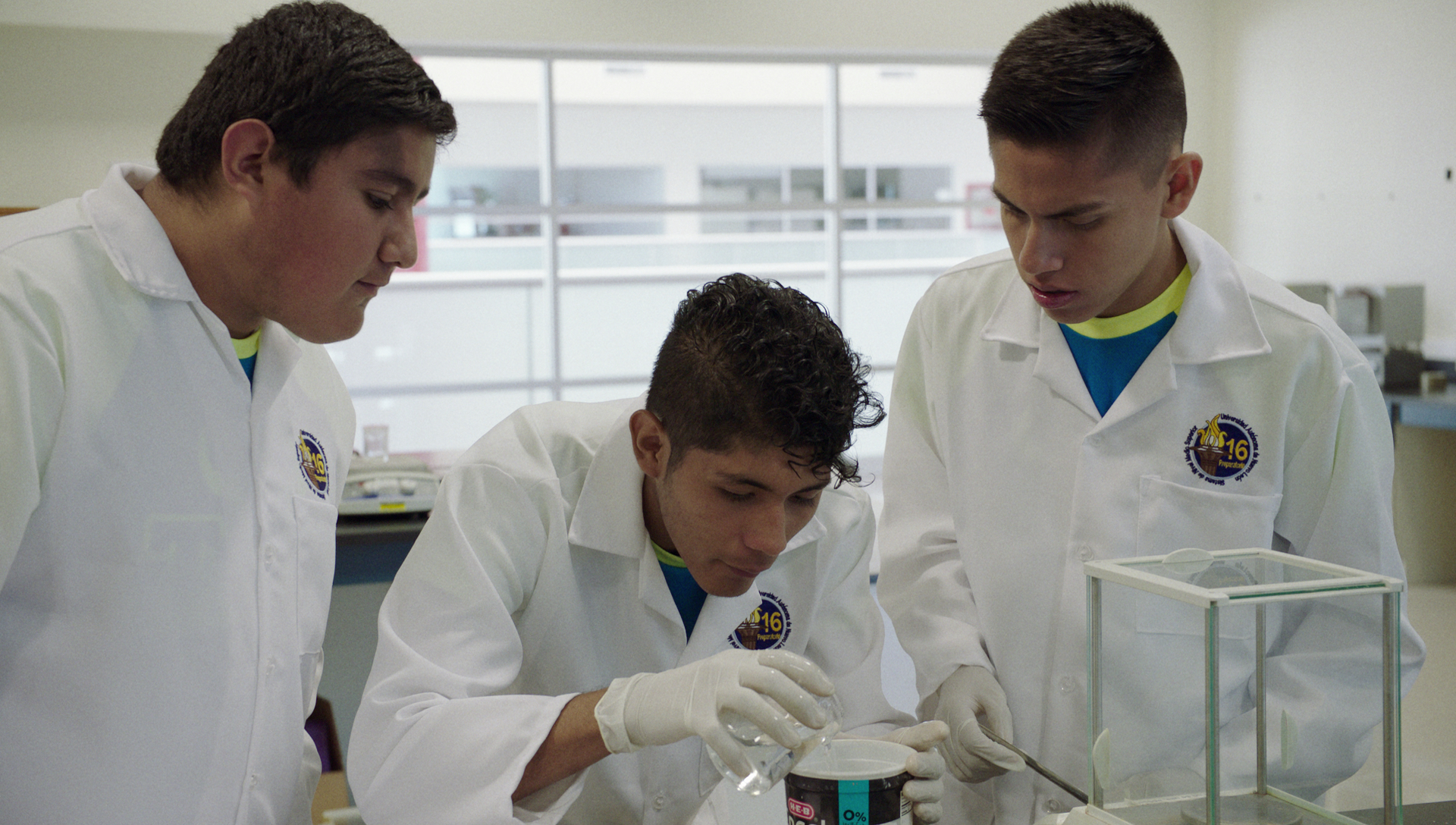 Fernando+Jose+Jesus_in+the+lab.jpg