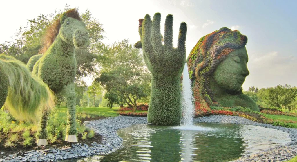 Coup_de_main_de_Mère_Nature._-_Mother_Nature_gives_a_hand_to_earth...Mosaïcultures_de_Montréal_2013_-_panoramio-1024x560.jpg