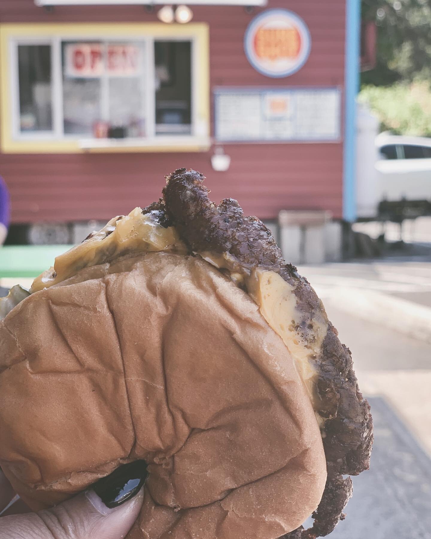 Smash burgers = the perfect road trip fuel. Can we talk about those craggily edges though? 5/5 would smash again 🍔