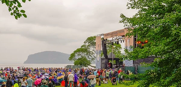 Scenery_stageandcrowd.jpg