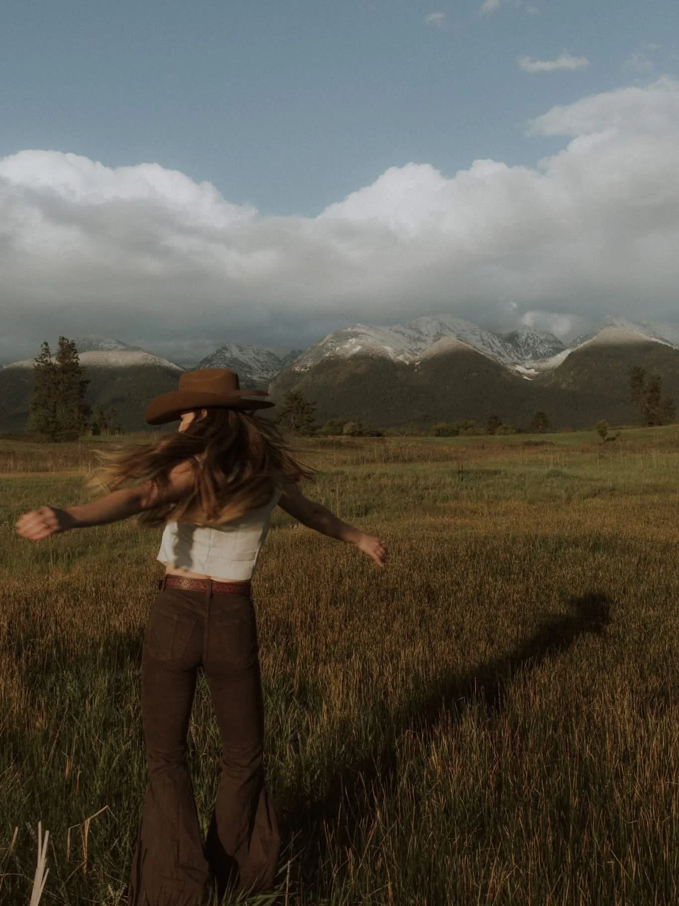 Forever dreaming of these mountains. St. Ignatius has my full heart. @beauty_by_bearry I cannot WAIIIIT to work with you again!