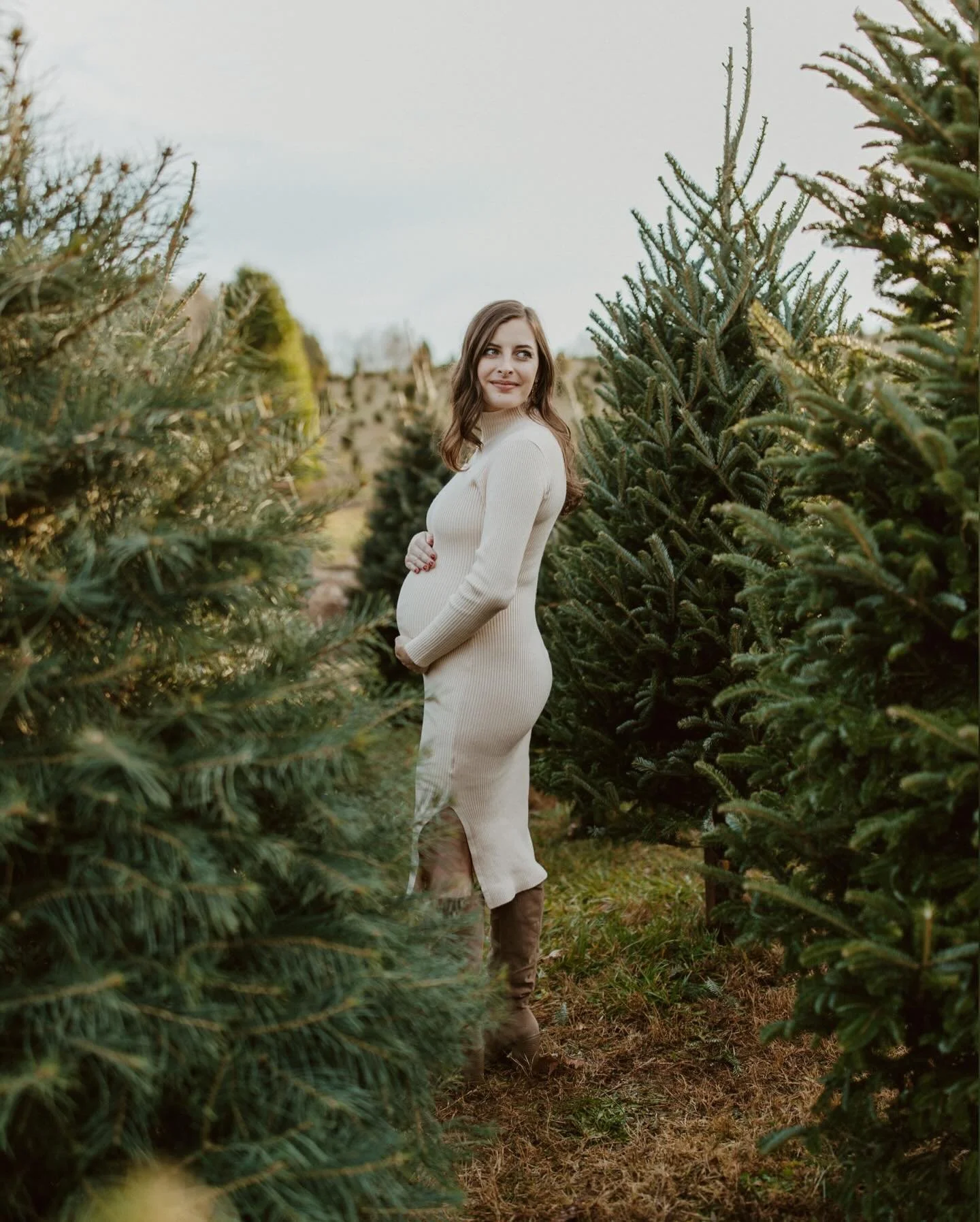 This cute mama in a Christmas tree farm!! 🌲