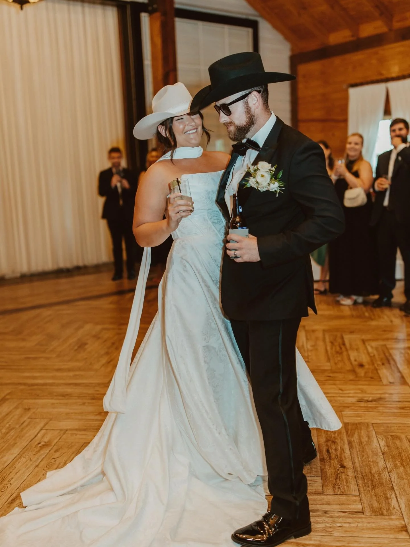 Weekend energy! ✨🥂
.
.
.
.
.
 #virginiaphotographer #weddingphotographer #virginiaweddingphotographer #virginiaweddings #virginiafamilyphotographer