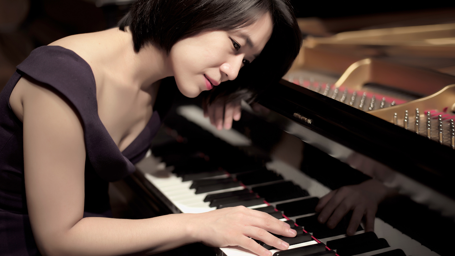 Look she plays the piano. Юджа Ванг джаз. Юджа Ванг пианистка. Пианист. Игра на фортепьяно.