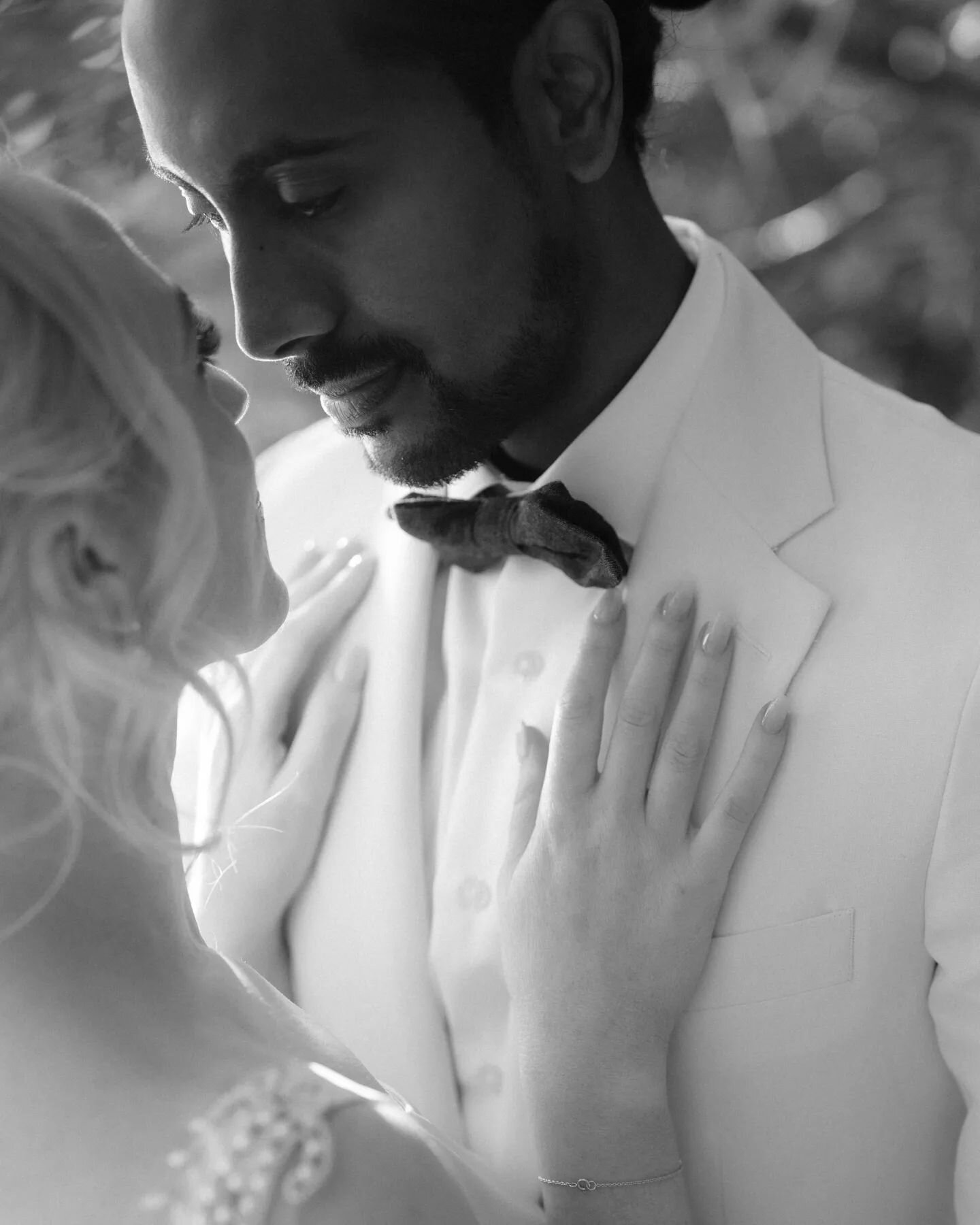 The very dapper Perry and Angela at their wedding a few weeks back. Big shoutout to @bramblewoodfarm for hosting the ceremony at their incredible mountaintop location looking over the gold coast, and to @ancoraweddings for the stunning reception spot