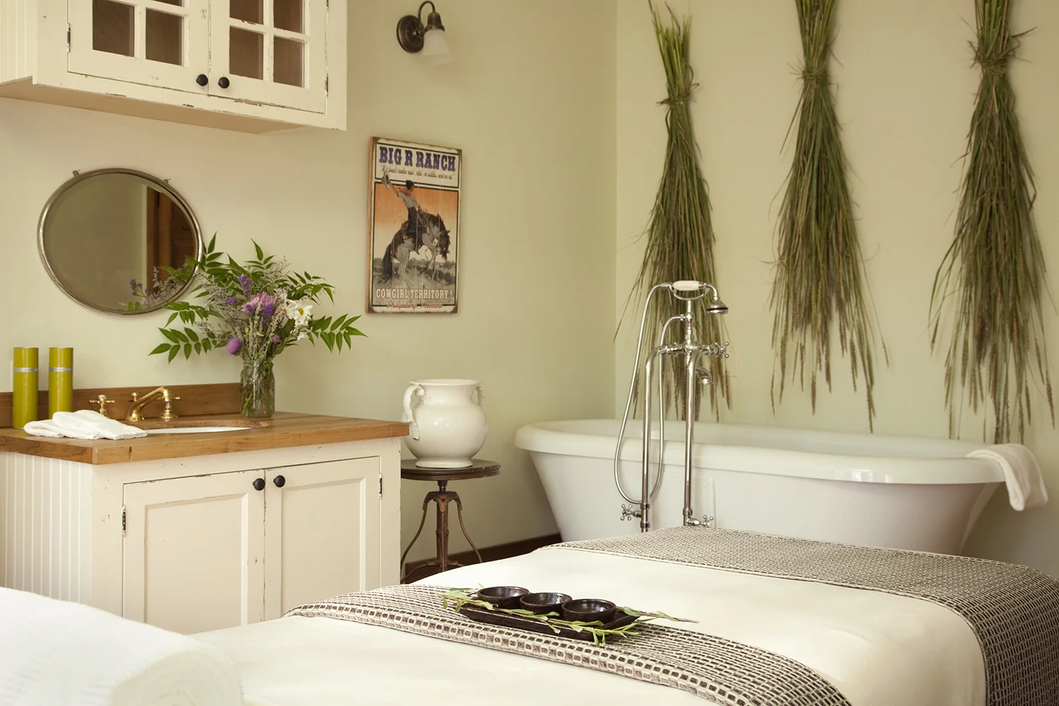 resized spa suite with tub.jpg