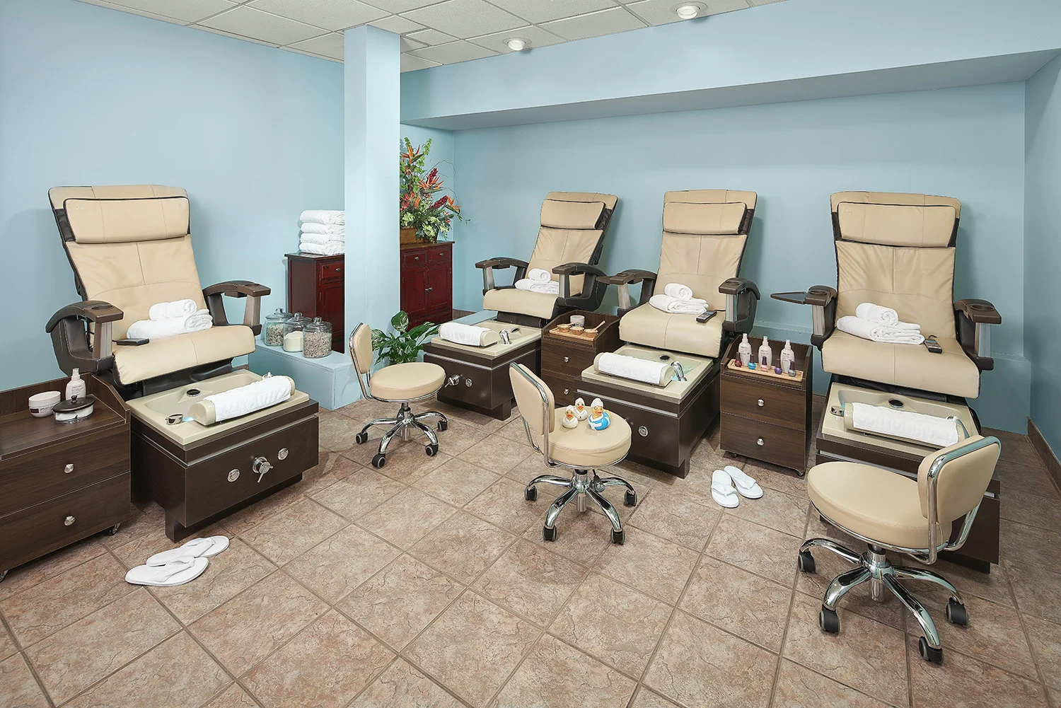 Guests can also enjoy manicures and pedicures in the hotel's beauty salon.