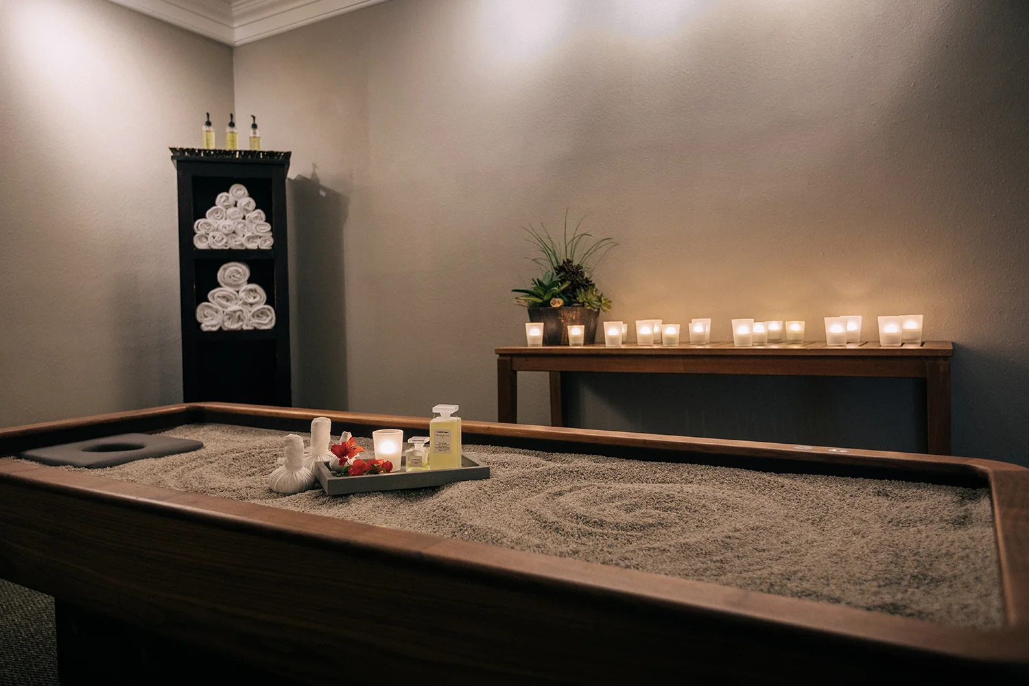 The Quartz Massage alleviates muscle and joint pain with the deep, dry heat of quartz sand.