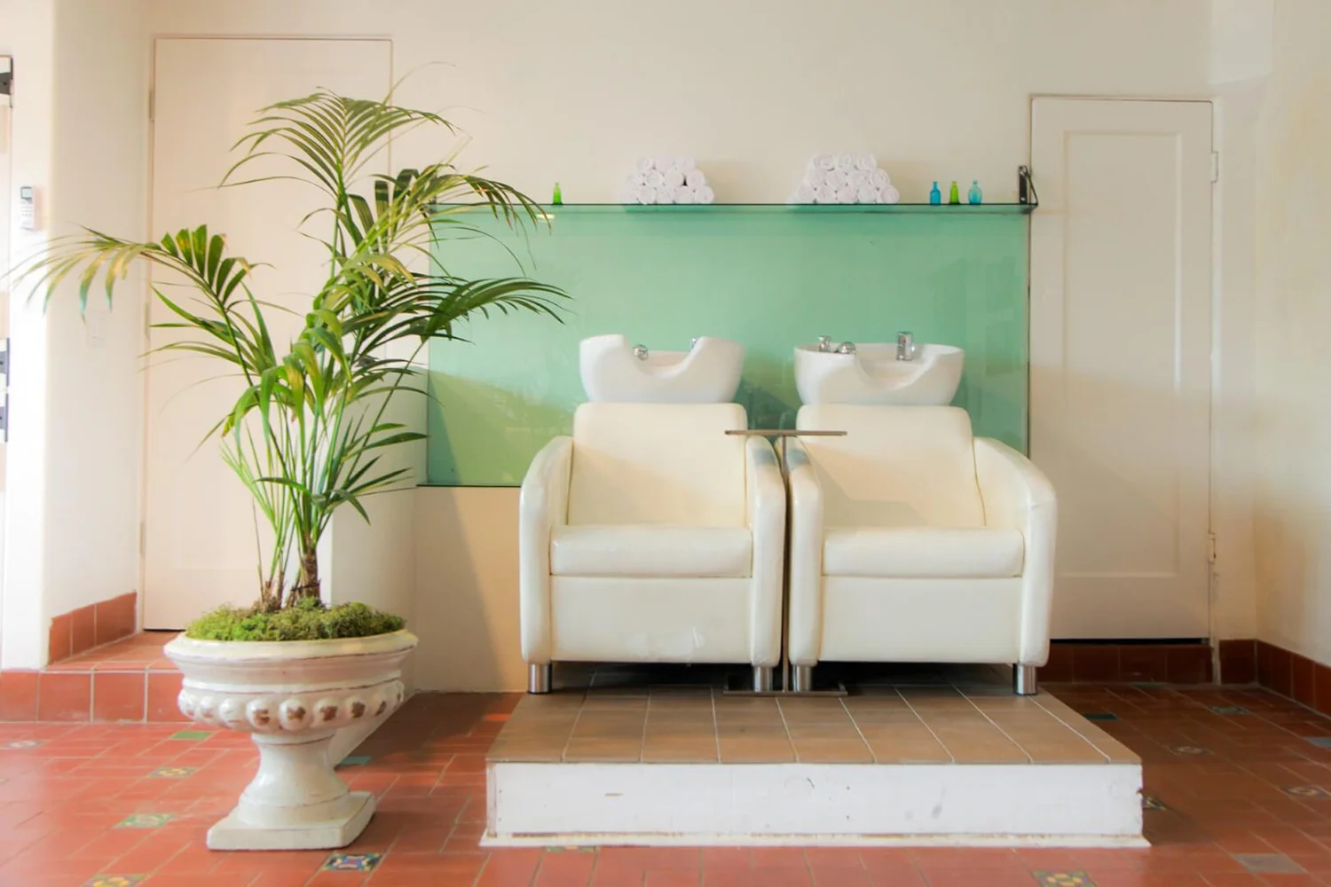 Glamifornia Style Lounge took its inspiration from the sophisticated salons of Paris, New York and Tokyo and fused it with recollections of beauty parlors gone by.