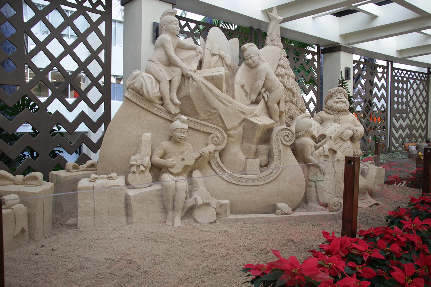 Sheraton Waikiki Displays Hawaiian-Inspired Santa Claus Sand Sculptures