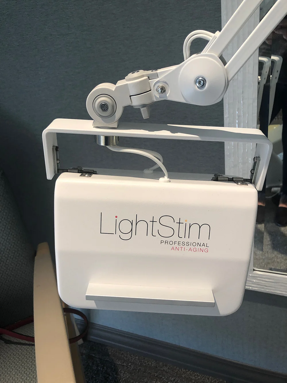 The LightStim Anti-Aging Light treats signs of aging such as fine lines, wrinkles and dark circles.