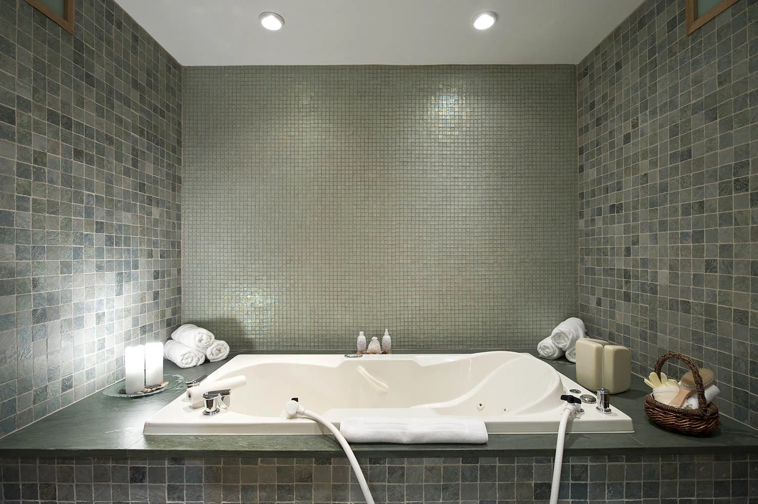 Spa guests can enjoy a hydrotherapy bath with sea salts.