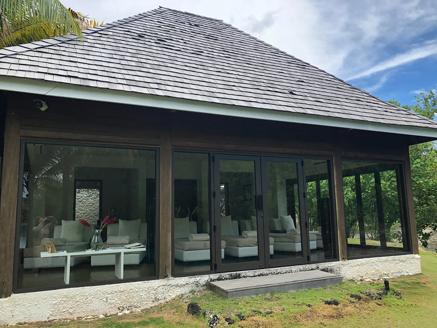 The co-ed Relaxation Room looks out onto the lagoonarium and Mount Otemanu.