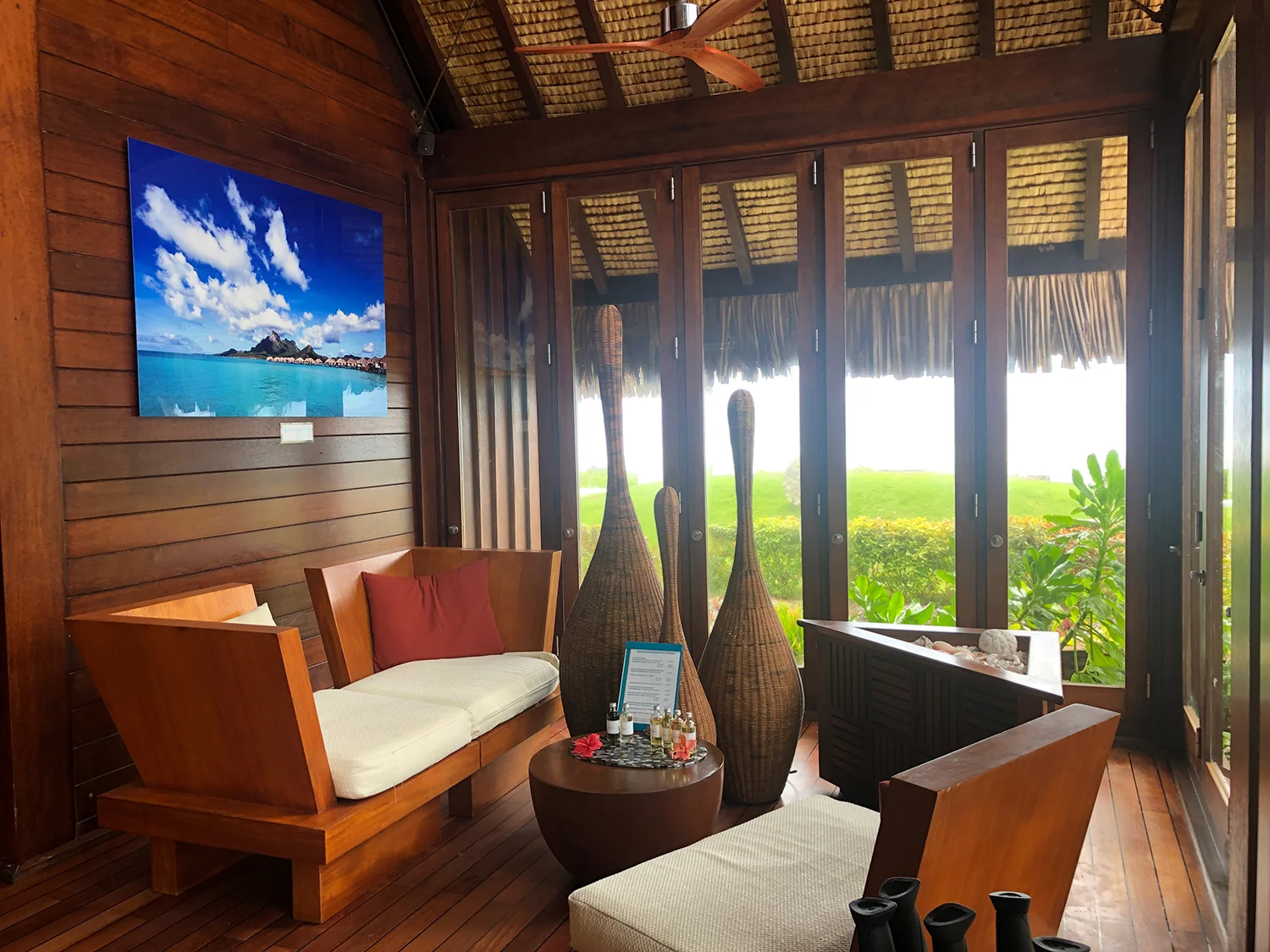 The waiting area in the spa lobby.