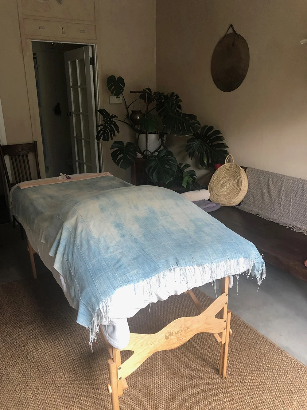 The treatment room.