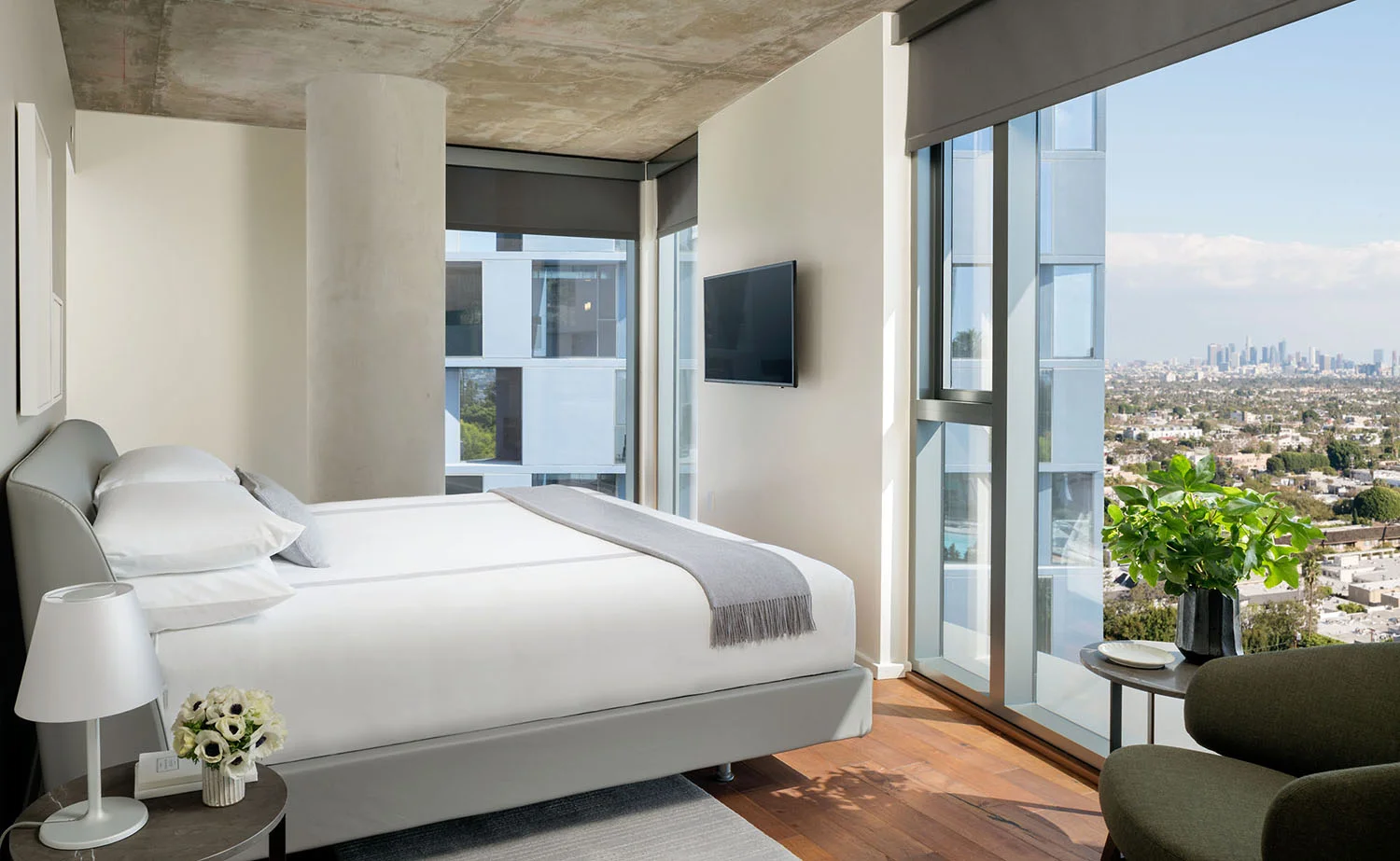 AKA balances the style and hospitality of an intimate hotel with the space and comfort of a luxury residence.