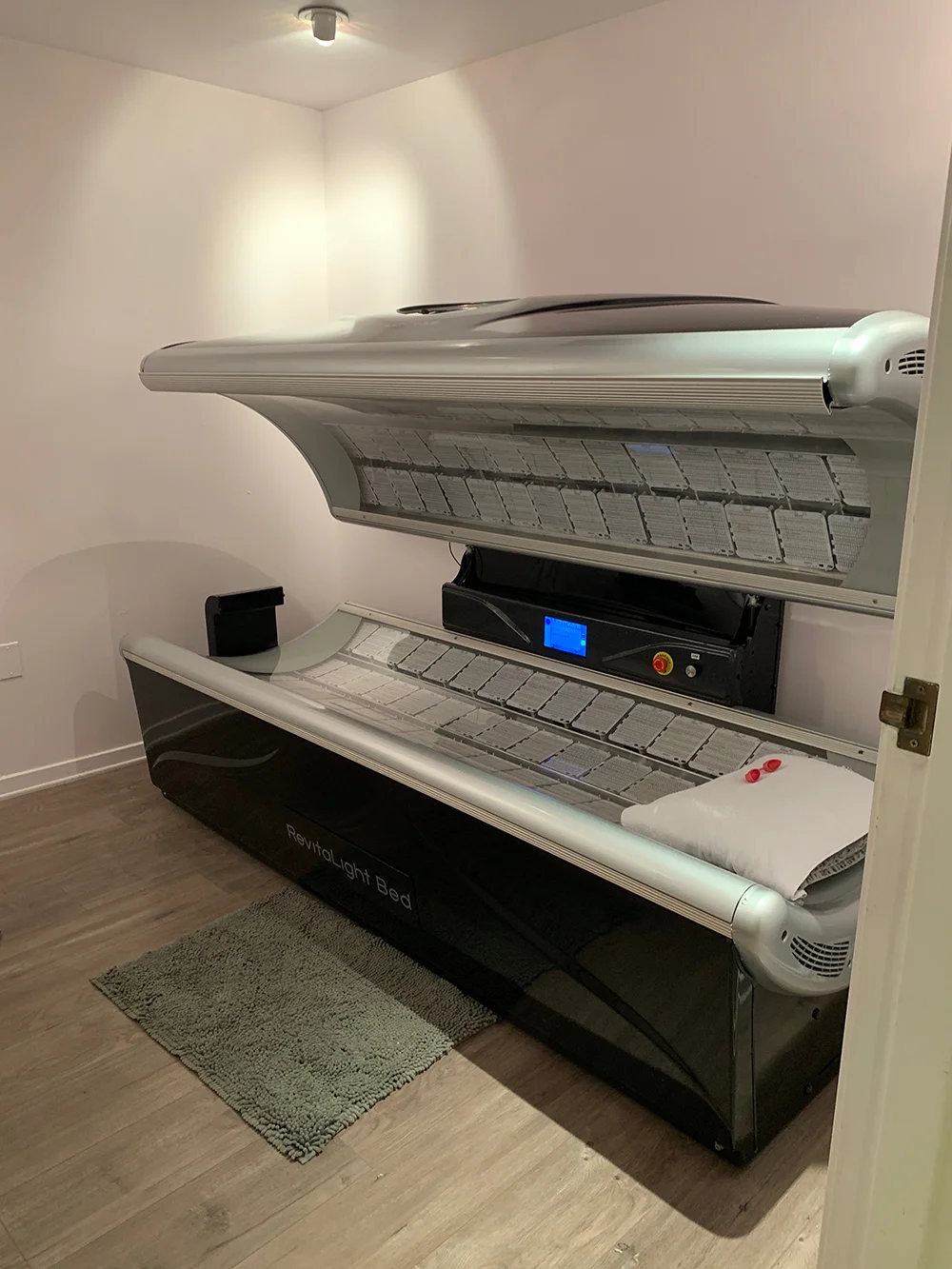 The full-body LED light bed rejuvenates the body and mind.