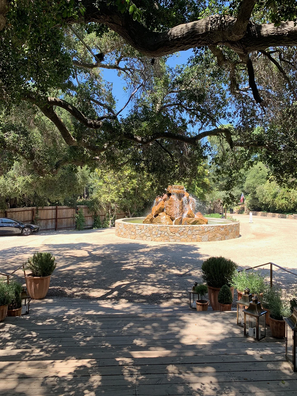The valet and arrival area.