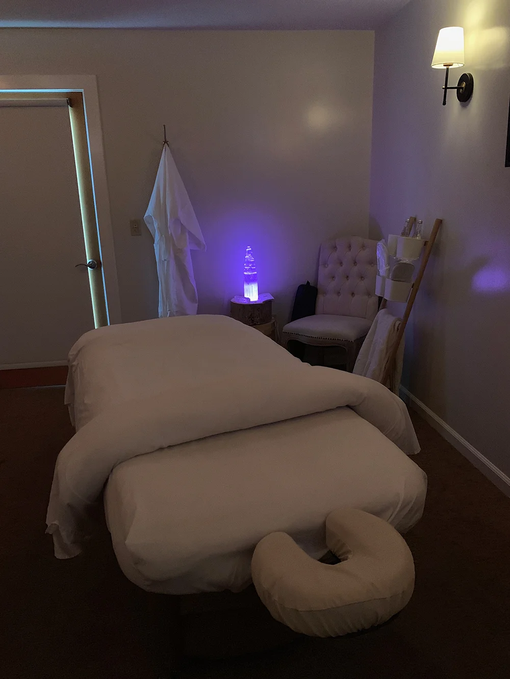 The Chakra Massage balances the body, clears energy, and recharges the spirit.