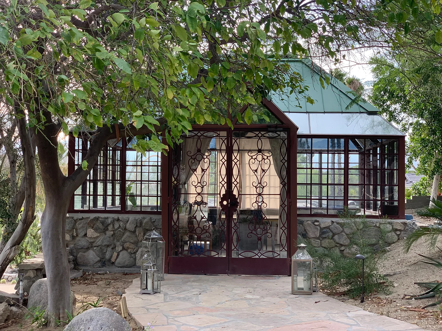 Free daily art classes are offered at the Glass House.
