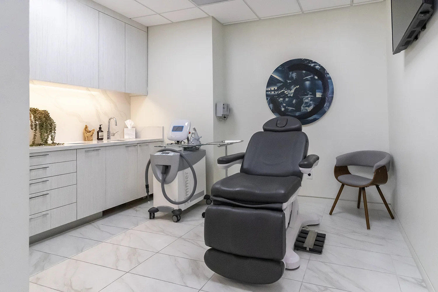 AuraSpa also offers a variety of injectables, fillers, and IV therapy.
