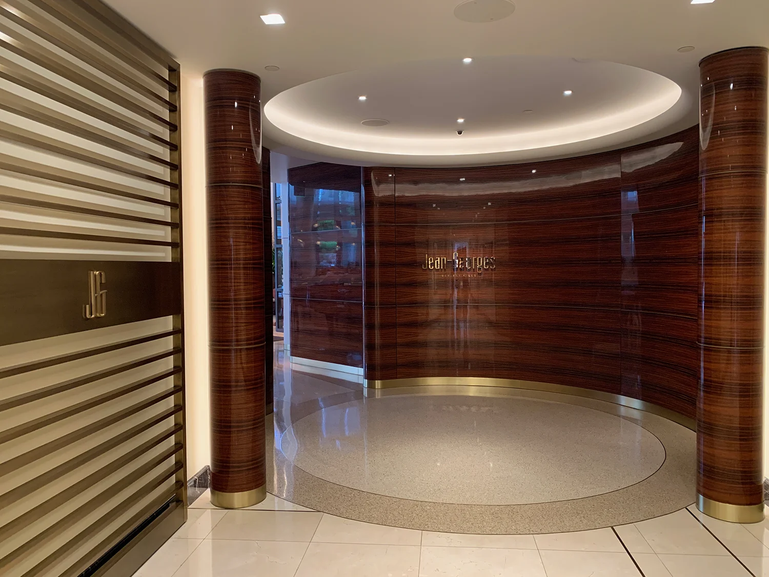 Jean-Georges is the Waldorf Astoria Beverly Hills’ fine dining restaurant that serves breakfast, lunch and dinner.
