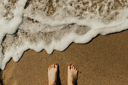 5 Amazing Benefits of Earthing (aka Grounding)