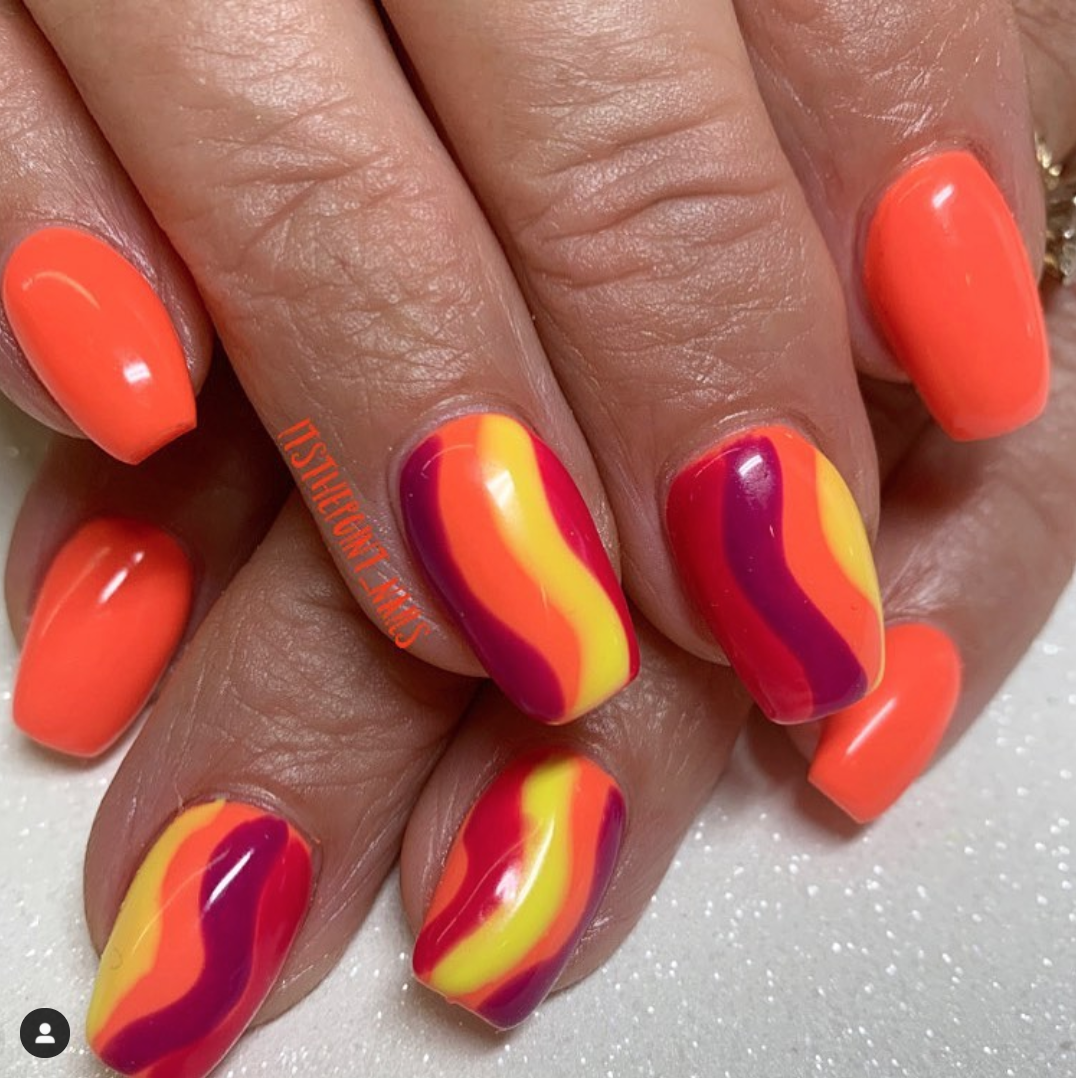 Swirl nails, the 70s trend is back in fashion! See 4 swirl nails styles