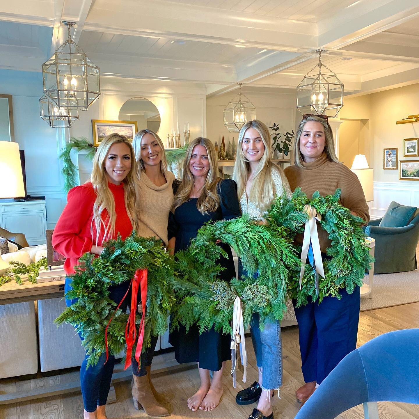 So fun to kick off the season with a bang 🎄
Wreath-making is fun, festive and there are very few rules. All you need are the right supplies and a hint of holiday spirit! 
A dozen wreaths made today by a dozen different women and each one was truly b