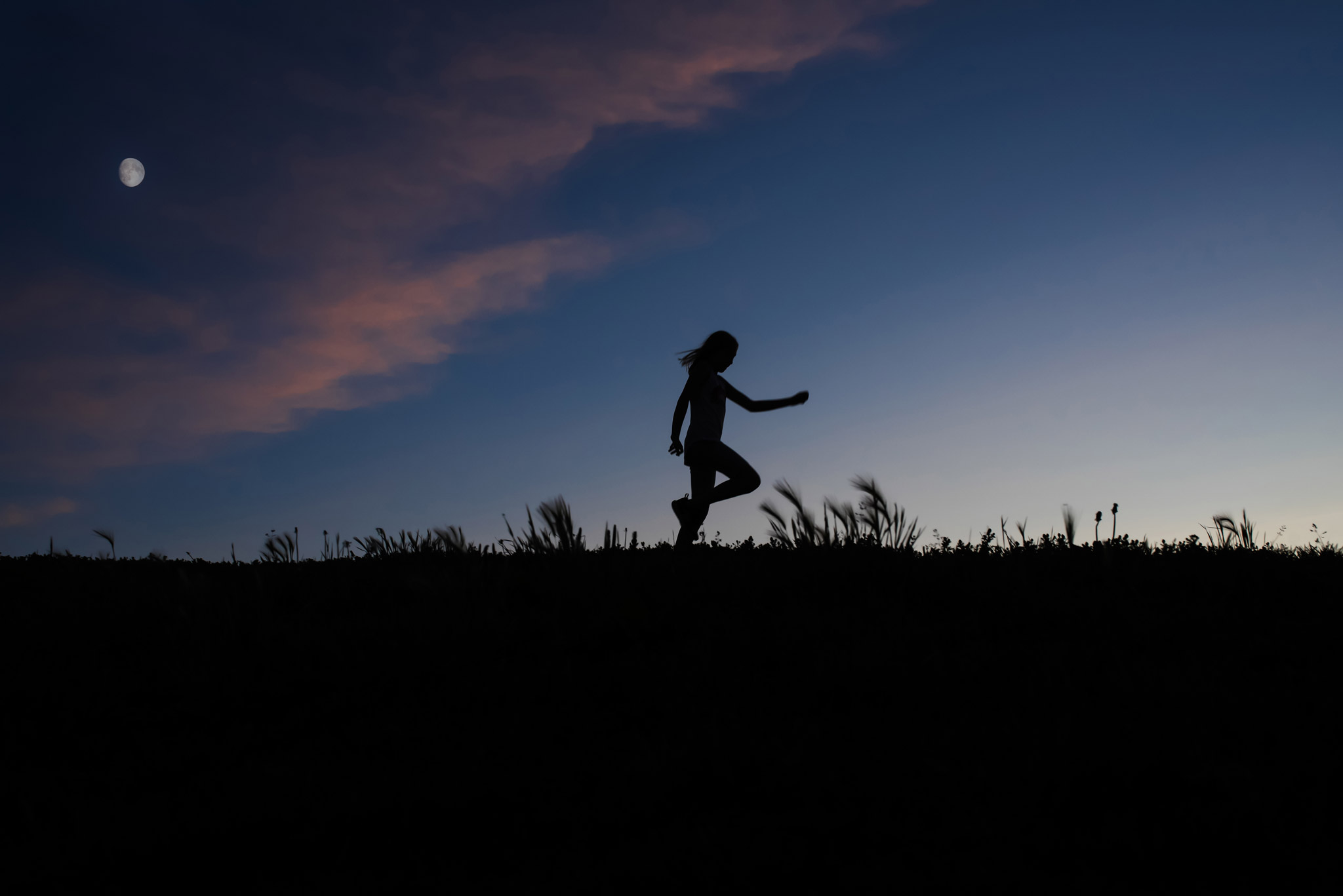 It's no secret that am a little obsessed with silhouettes. There is just something so captivating about the storytelling, mystery, drama, mood, and emotion that comes with silhouette photography that really inspires me.