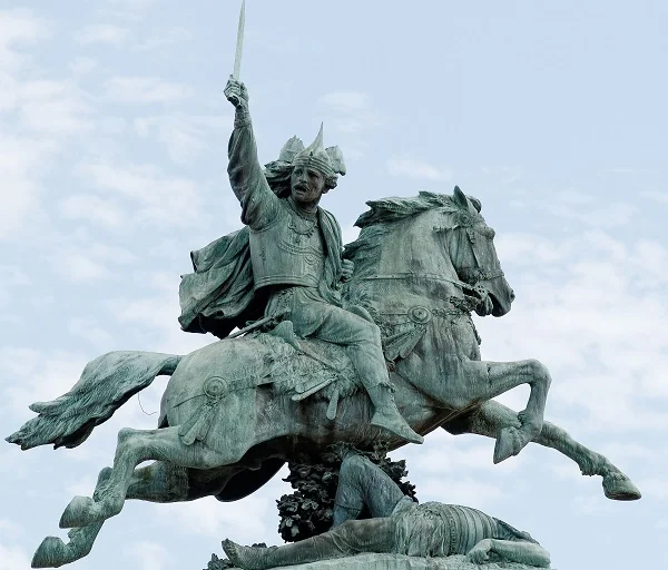 VercingetorixClermontFerrand-600x512.jpg