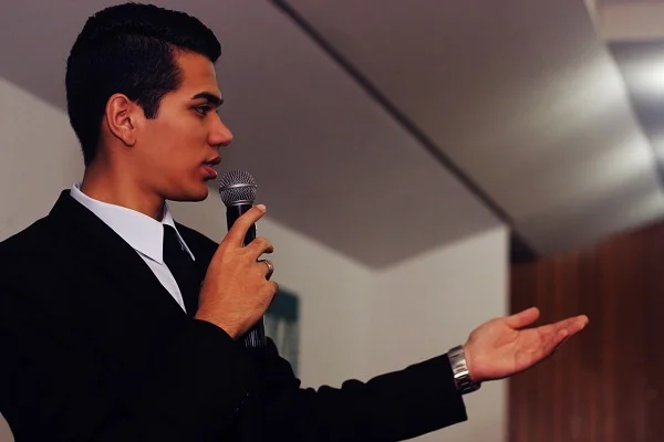 Public Speaking is an excellent opportunity for recent graduates to set themselves apart and add valuable experience to a resume. Photo Courtesy of Pixabay.com.