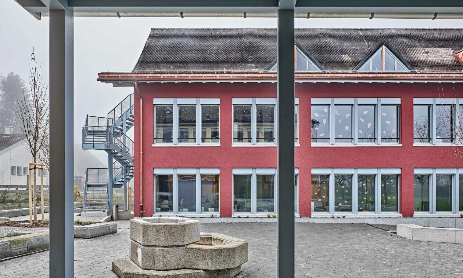 P73-Andelfingen-Schulhaus-Aussenansicht-Treppe-Pausenplatz-Titel-1@2x.jpg