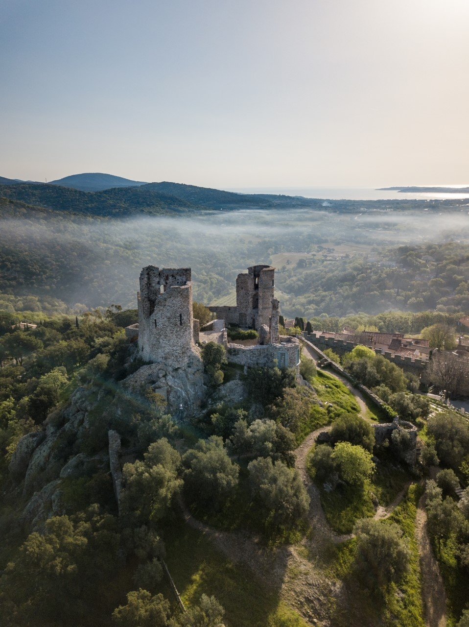 Picture of the Grimaud Castle and its stunning panorama over the Gulf of Saint-Tropez