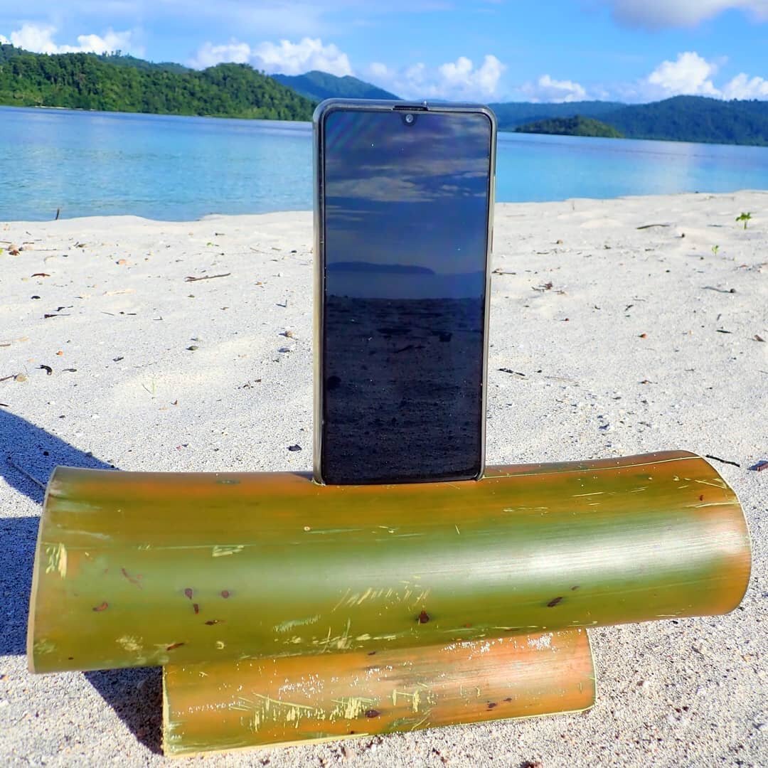 🥳Today was bamboo party day at MahaRaja.

🎍Our Papuan friends just delivered us a batch of freshly cut bamboo, and we used them to built a small shelter on the beach. 

🗯Then looking at the remaining small pieces of bamboo, we had tons of idea