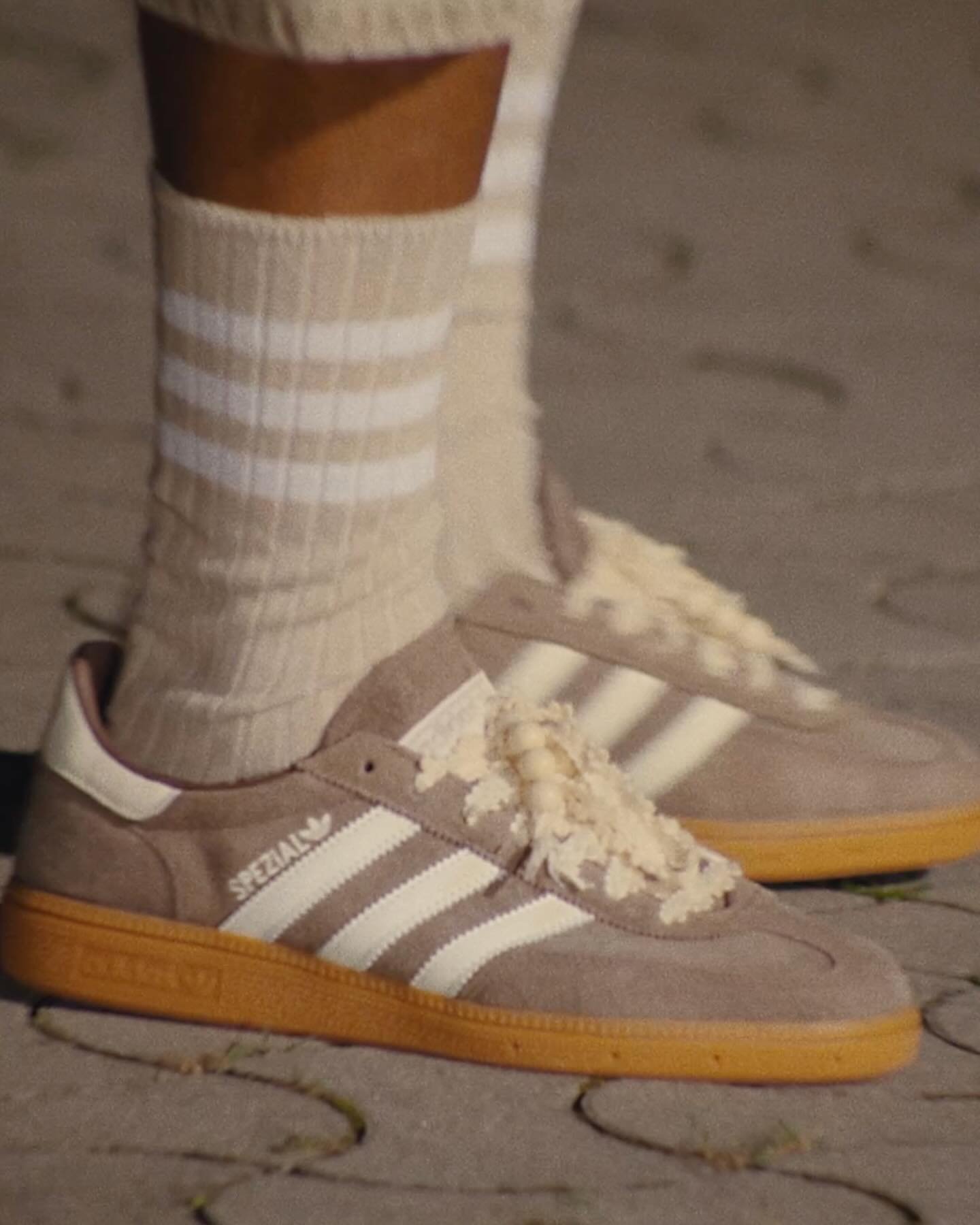 Originals (aka @jellahaase x @levinliamlevin x @sergegnabry) f&uuml;rs Original (aka @adidasoriginals) 🤝⁠
Von Samba &uuml;ber Gazelle bis Spezial 😮&zwj;💨 its giving. ⁠
⁠
NEW WORK for @adidasoriginals ✨⁠
⁠
production: @27km⁠
Executive Producer: @te