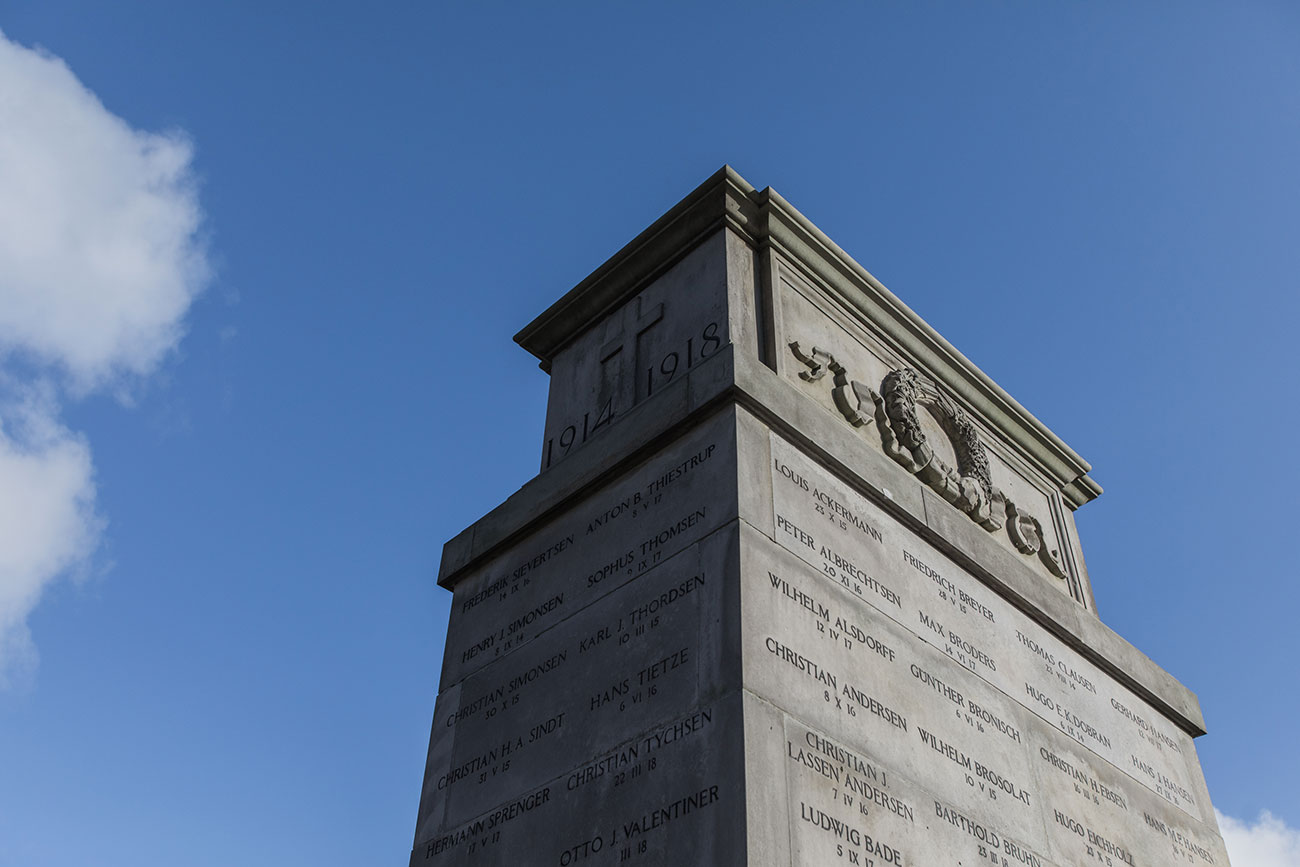The piece 199 Stemmer (199 Voices) consist of two different parts, both relating to the memorial monument for the citizens of Sønderborg that fell during the First World War. Part one (10 channel audio piece) was surrounding the monument at Kirketor