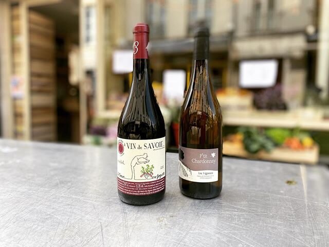 Les vins de la semaine ! 
Un blanc: P&rsquo;tit chardonnay d&rsquo;Helene et Christophe Comte. 
un c&eacute;page aux mille visages! Rafra&icirc;chissant, rond et fruit&eacute;. 
Un rouge:  Le c&oelig;ur en goguette de Sylvain Liotard. 
Vin de Savoie.