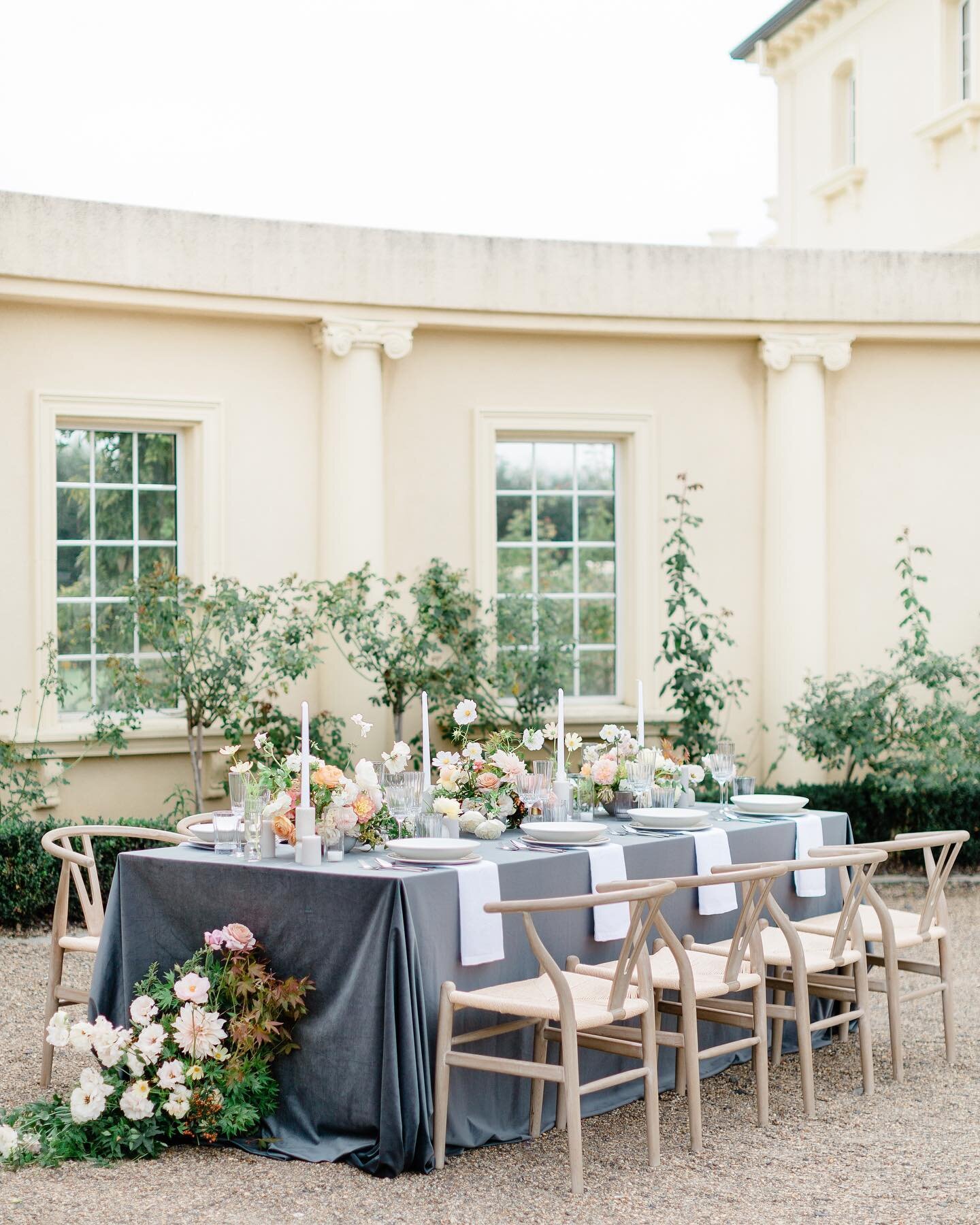 With the warmer weather approaching, I know I&rsquo;m looking forward to some al fresco dining. 
How gorgeous is this table? Perfectly styled by Alice of @flockevents for our first NZ JNP workshop.

Venue: @willowbrook_park
Workshop Host
@photography