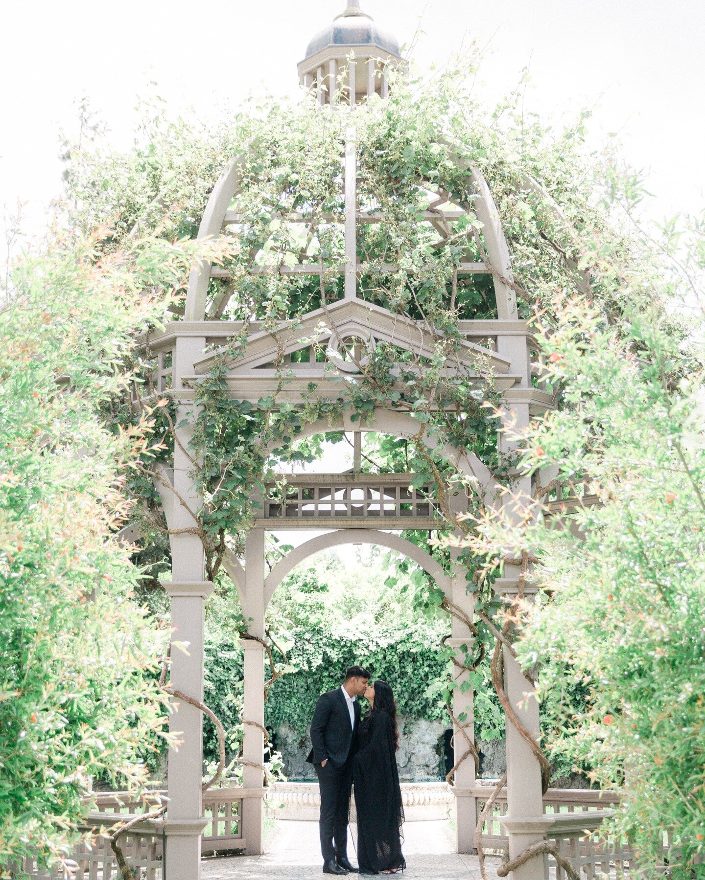 @hamiltongardens has the prettiest backdrops for photos, and I loved spending time in the gardens photographing Himesh and Sobitha for their engagement photos. 

HMUA: @pinklotus_artistry_official
Black saree @jasmeeta 
@sobithamanoharan
@himesh.gosa