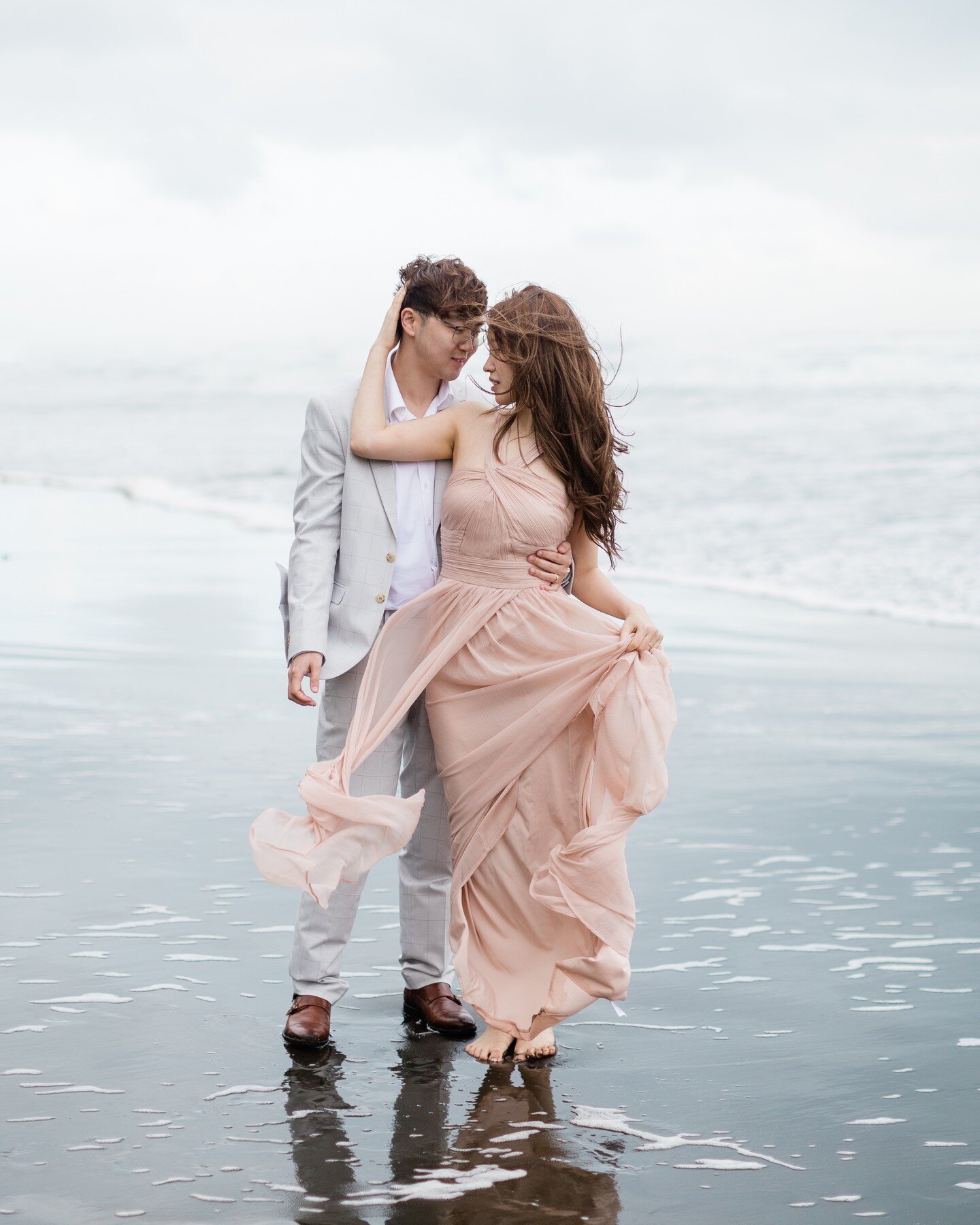 If you're unsure about what to wear to an engagement shoot, here are a couple of tips I always give my clients:

1. Neutral tones always work
2. Flowing dresses add movement/texture
3. Solid colors with no patterns
4. Choose a clothing style to suit 