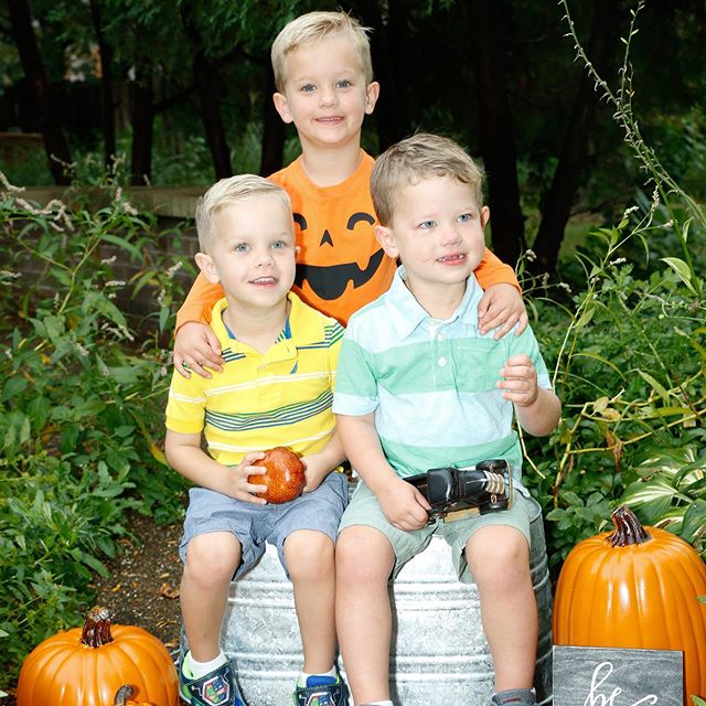 #TwinningOnATuesday School pictures are always better with your brothers #beckerboys 🏫❤️💙💚 and, yes, I let my kiddos dress themselves 🎃🥰
*⠀⠀⠀⠀⠀⠀⠀
*⠀⠀⠀⠀⠀⠀⠀
*⠀⠀⠀⠀⠀⠀⠀
#SoManyBabies #faketriplets #toddlers #toddlerlife #boymom #momlife #indykids #in