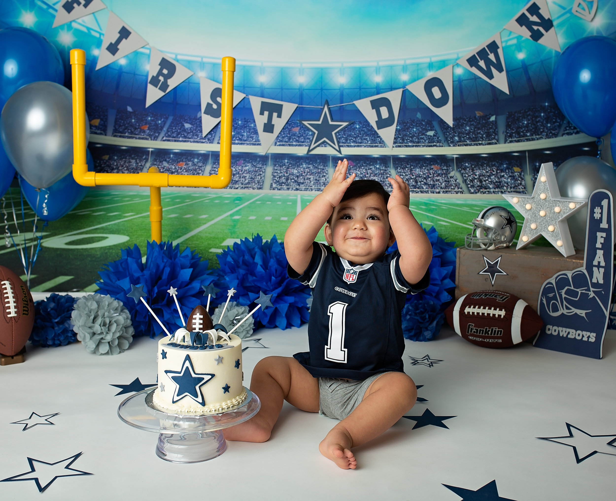 NivinCasey'sOneyearCakeSmashSession_DallasCowboys19.jpg